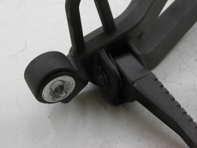 photo de SUPORTE DO DESCANSO DE PÉ TRASEIRO DIREITO KYMCO QUANNON NAKED 125 (2010) - Ampliação técnica