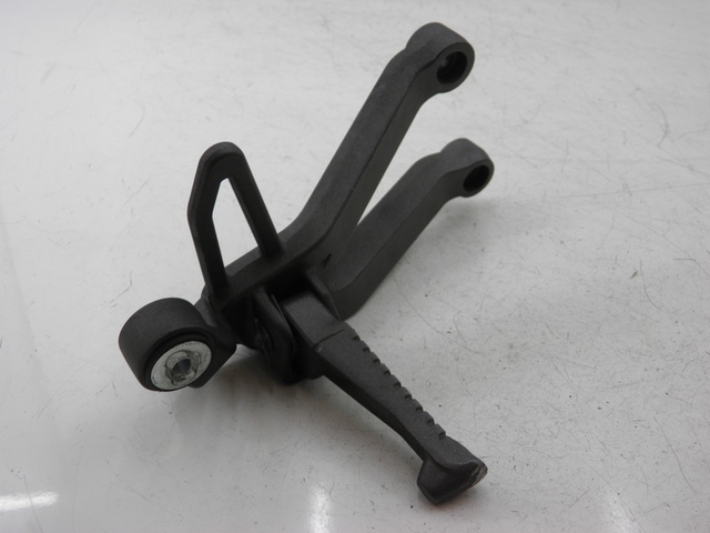 photo de SUPORTE DO DESCANSO DE PÉ TRASEIRO DIREITO KYMCO QUANNON NAKED 125 (2010) - Vista geral