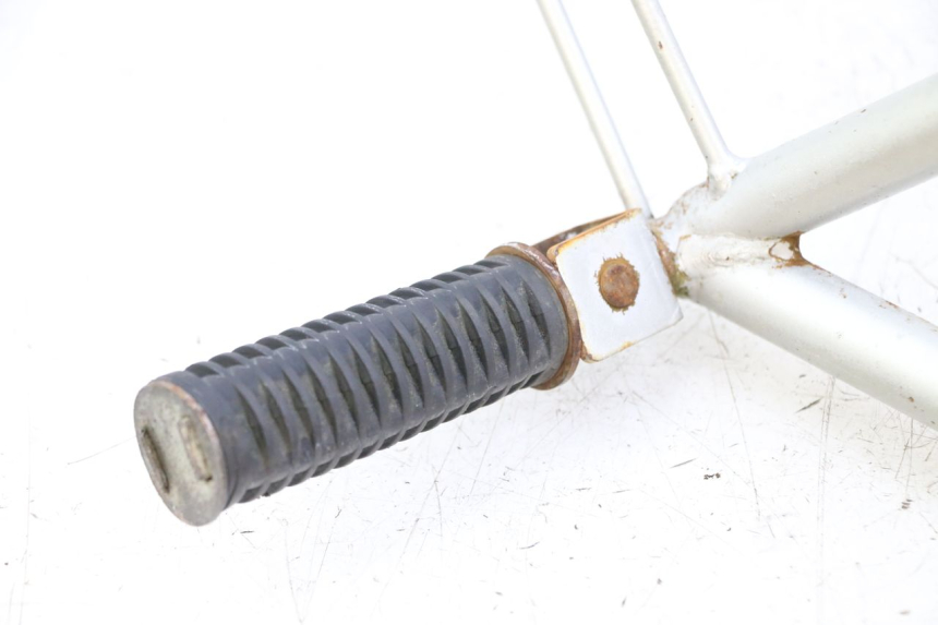 photo de SUPORTE DO DESCANSO DE PÉ TRASEIRO DIREITO KYMCO STRYKER OFF ROAD 125 (1999 - 2005) - Pontos de fixação