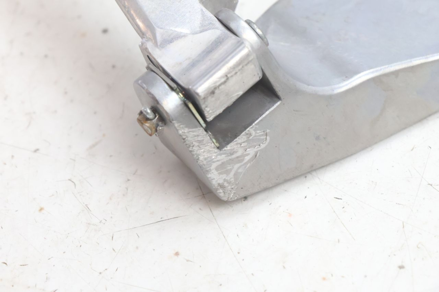 photo de PLACA DO DESCANSO DO PÉ TRASEIRO DIREITO YAMAHA N-MAX NMAX 125 (2021 - 2024) - Zoom do estado de desgaste