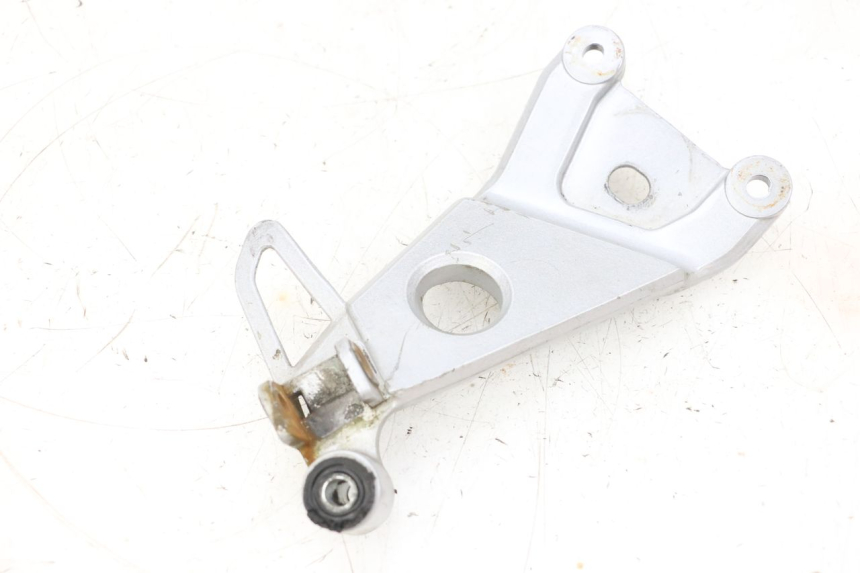 photo de SUPORTE DO DESCANSO DE PÉ TRASEIRO DIREITO HONDA NSR R 125 (1994 - 2003) - Detalhe da peça
