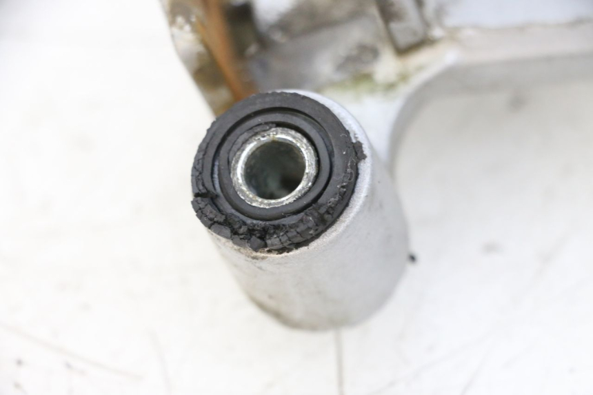 photo de SUPORTE DO DESCANSO DE PÉ TRASEIRO DIREITO HONDA NSR R 125 (1994 - 2003) - Zoom do estado de desgaste