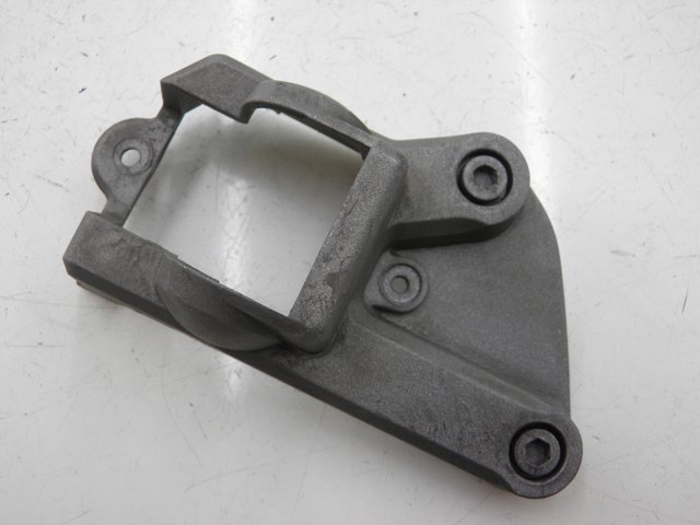photo de SUPORTE DO DESCANSO DE PÉ TRASEIRO DIREITO PEUGEOT JET FORCE CARBU 50 (2003 - 2016) - Vista principal