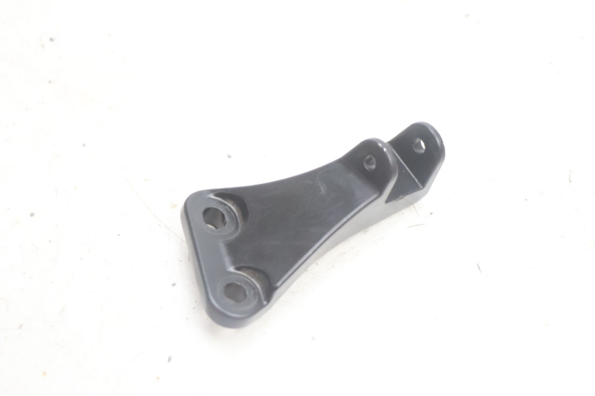 photo de PLACA DO DESCANSO DO PÉ TRASEIRO DIREITO JM MOTORS R-MAX TECH 50 (2024 - 2026) - Detalhe da peça