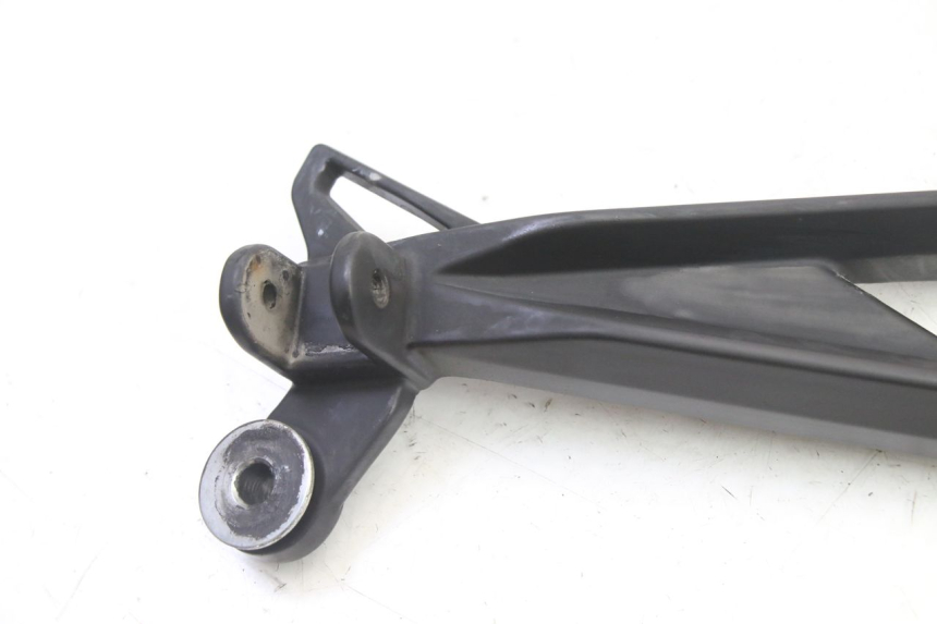 photo de SUPORTE DO DESCANSO DE PÉ TRASEIRO DIREITO MAG POWER R-STREET 50 (2016 - 2025) - Detalhe da peça