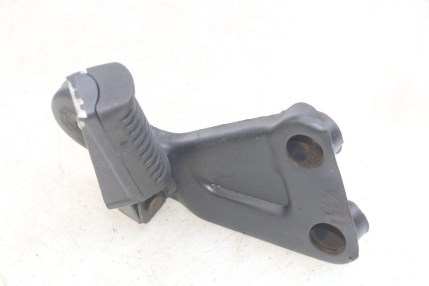 photo de SUPORTE DO DESCANSO DE PÉ TRASEIRO DIREITO YAMASAKI ROADSTER 50 (2013 - 2018) - Detalhe da peça