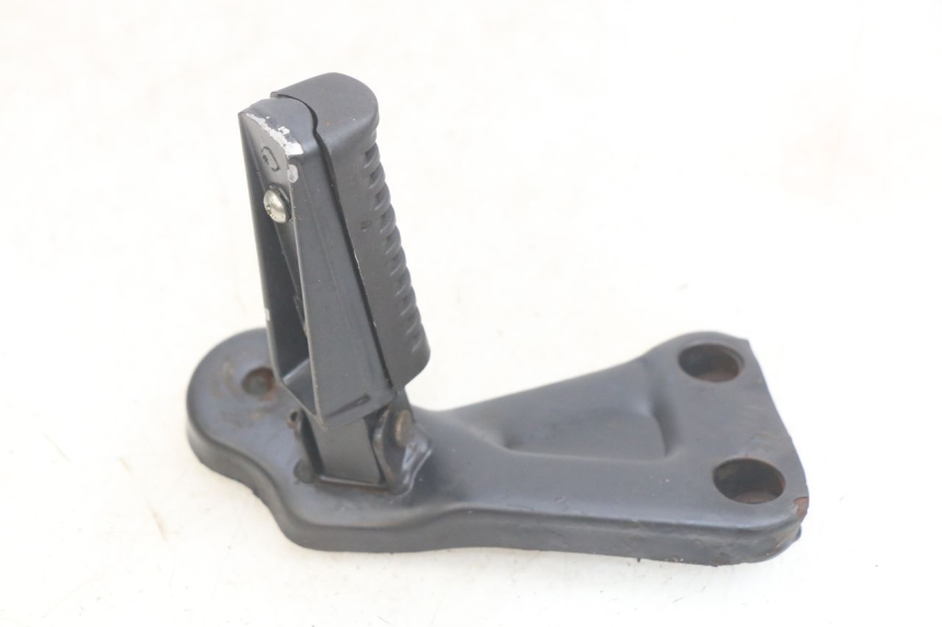 photo de SUPORTE DO DESCANSO DE PÉ TRASEIRO DIREITO YAMASAKI ROADSTER 50 (2013 - 2018) - Zoom do estado de desgaste