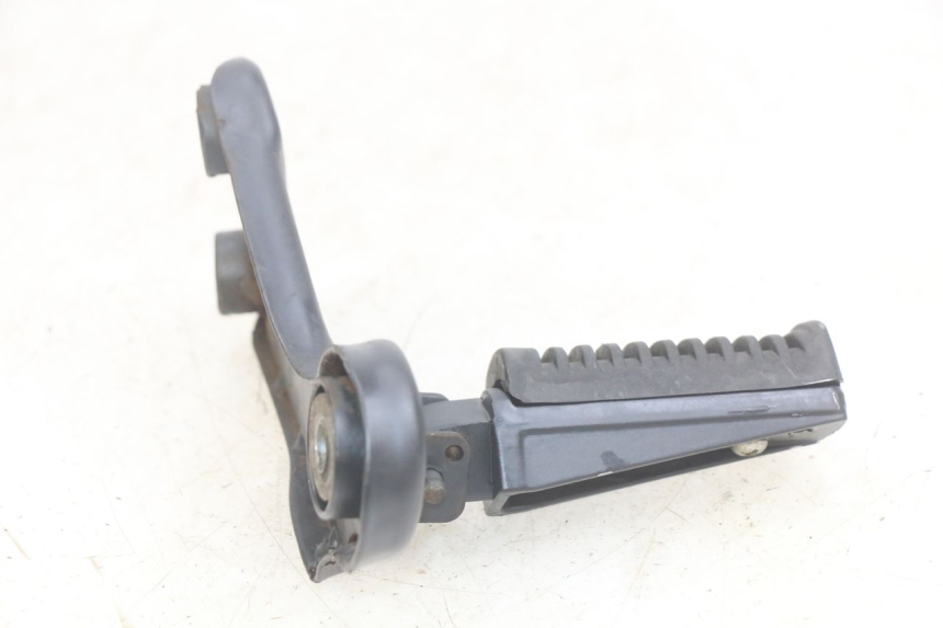 photo de SUPORTE DO DESCANSO DE PÉ TRASEIRO DIREITO YAMASAKI ROADSTER 50 (2013 - 2018) - Outro ângulo de visão
