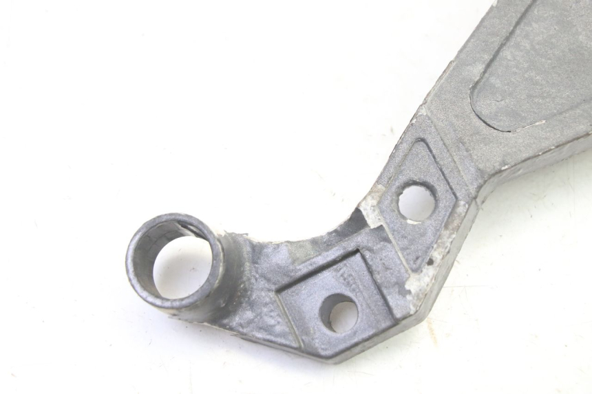photo de SUPORTE DO DESCANSO DE PÉ TRASEIRO DIREITO TRIUMPH SPRINT 900 (1995 - 1998) - Detalhe da peça