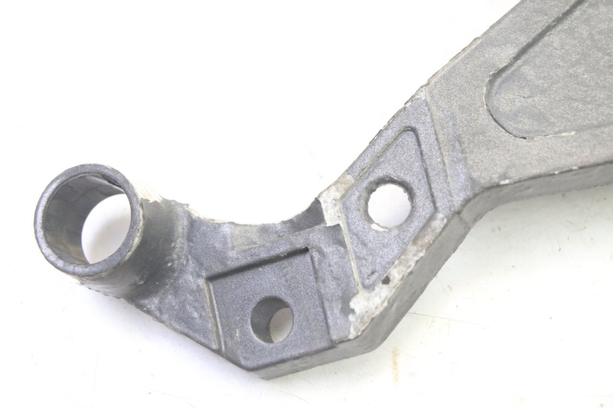 photo de SUPORTE DO DESCANSO DE PÉ TRASEIRO DIREITO TRIUMPH SPRINT 900 (1995 - 1998) - Zoom do estado de desgaste