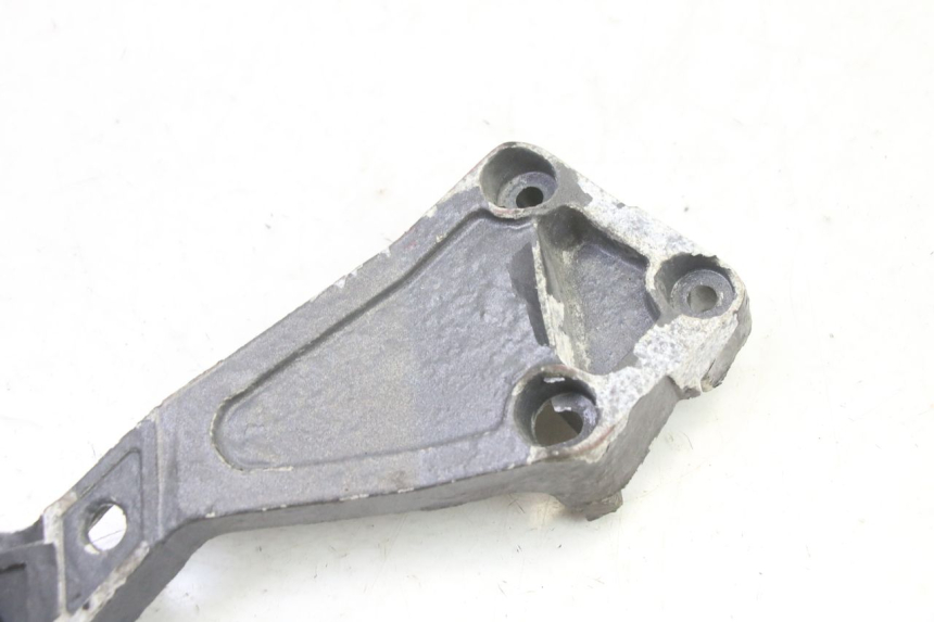 photo de SUPORTE DO DESCANSO DE PÉ TRASEIRO DIREITO TRIUMPH SPRINT 900 (1995 - 1998) - Outro ângulo de visão