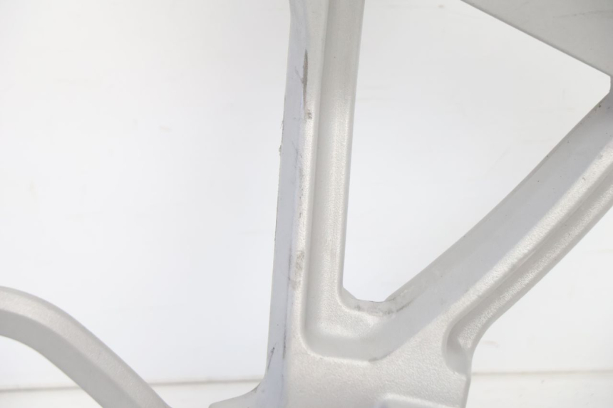 photo de PLACA DO DESCANSO DO PÉ TRASEIRO DIREITO CAN-AM SPYDER RS 1000 (2008 - 2012) - Detalhe da peça