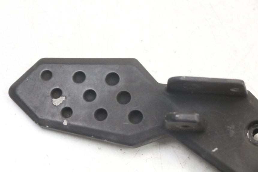 photo de SUPORTE DO DESCANSO DE PÉ TRASEIRO DIREITO KYMCO SUPER 8 125 (2008 - 2015) - Detalhe da peça