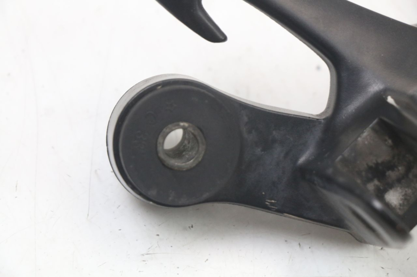 photo de SUPORTE DO DESCANSO DE PÉ TRASEIRO DIREITO SUZUKI GSR 750 (2011 - 2017) - Zoom do estado de desgaste