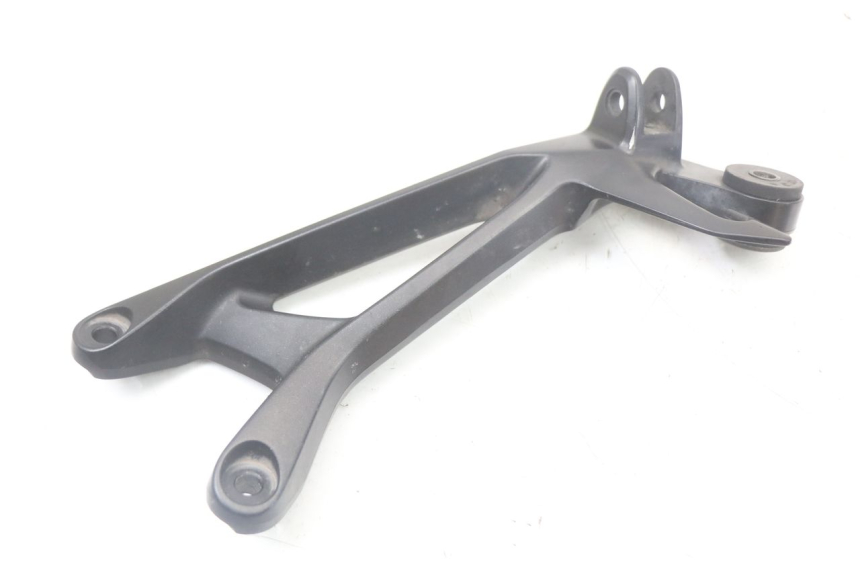 photo de SUPORTE DO DESCANSO DE PÉ TRASEIRO DIREITO SUZUKI GSR 750 (2011 - 2017) - Outro ângulo de visão