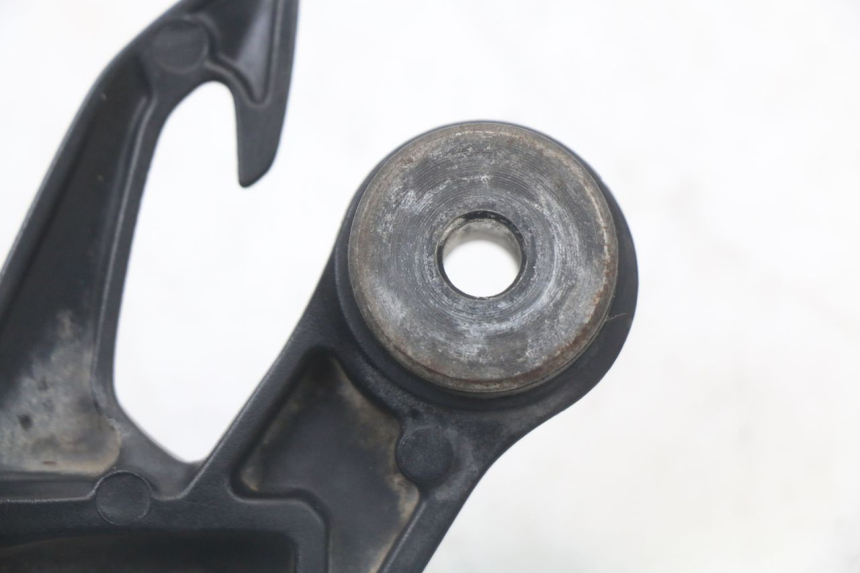 photo de SUPORTE DO DESCANSO DE PÉ TRASEIRO DIREITO SUZUKI GSR 750 (2011 - 2017) - Vista geral