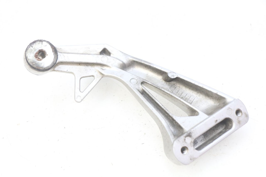 photo de SUPORTE DO DESCANSO DE PÉ TRASEIRO DIREITO SUZUKI SV N 650 (1999 - 2002) - Detalhe da peça