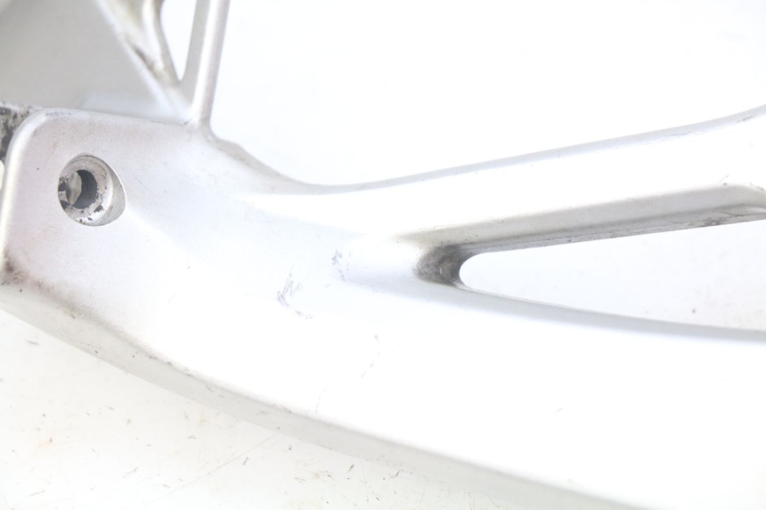 photo de SUPORTE DO DESCANSO DE PÉ TRASEIRO DIREITO SUZUKI SV N 650 (1999 - 2002) - Ampliação técnica