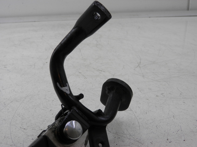 photo de SUPORTE DO DESCANSO DE PÉ TRASEIRO DIREITO SYM GTS 125 (2005 - 2008) - Detalhe da peça