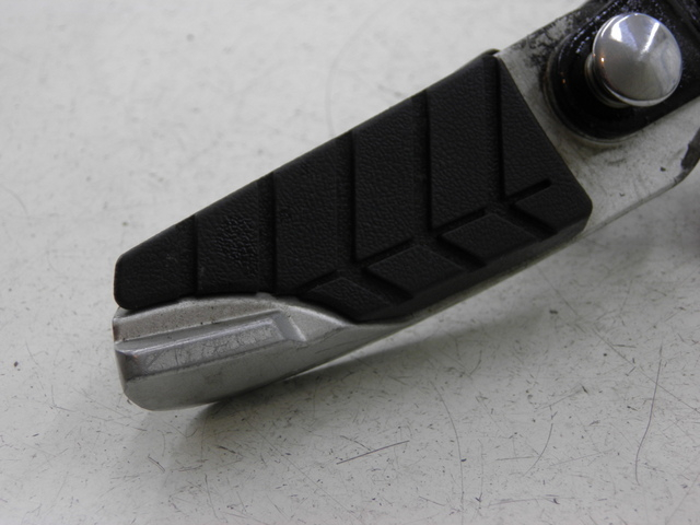 photo de SUPORTE DO DESCANSO DE PÉ TRASEIRO DIREITO SYM GTS 125 (2005 - 2008) - Outro ângulo de visão