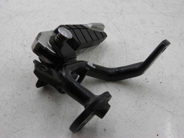 photo de SUPORTE DO DESCANSO DE PÉ TRASEIRO DIREITO SYM GTS 125 (2005 - 2008) - Ampliação técnica