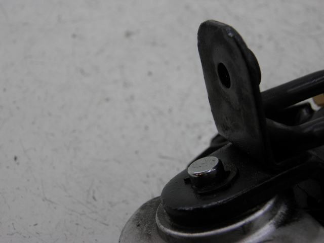 photo de SUPORTE DO DESCANSO DE PÉ TRASEIRO DIREITO SYM GTS 125 (2005 - 2008) - Estado da superfície