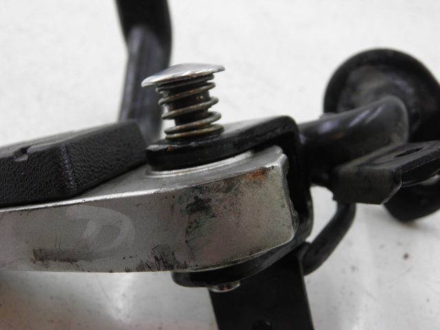 photo de SUPORTE DO DESCANSO DE PÉ TRASEIRO DIREITO SYM GTS 125 (2005 - 2008) - Marcações e referências