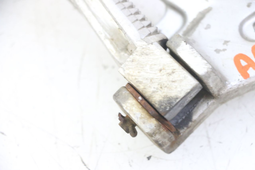 photo de SUPORTE DO DESCANSO DE PÉ TRASEIRO DIREITO YAMAHA TDR DELTABOX 125 (1997 - 2003) - Zoom do estado de desgaste