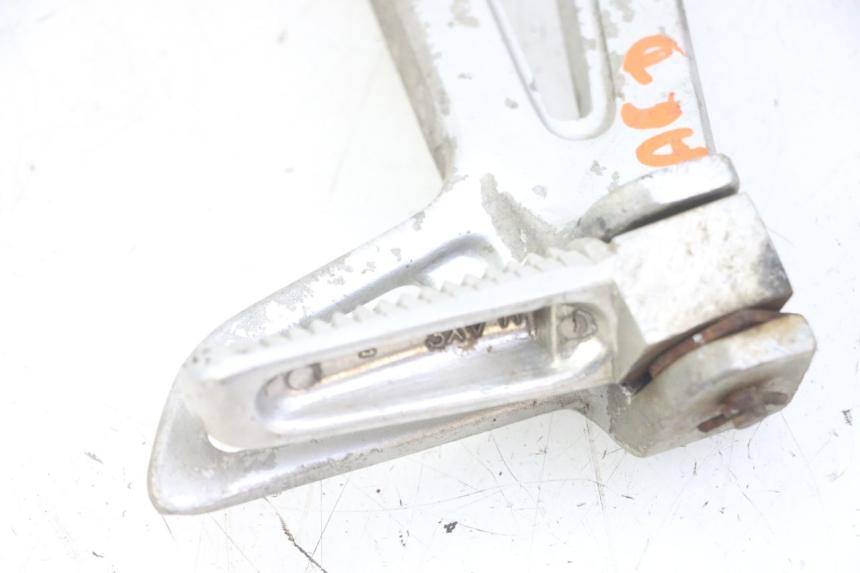 photo de SUPORTE DO DESCANSO DE PÉ TRASEIRO DIREITO YAMAHA TDR DELTABOX 125 (1997 - 2003) - Outro ângulo de visão