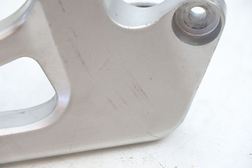 photo de SUPORTE DO DESCANSO DE PÉ TRASEIRO DIREITO HONDA VFR FI RC46 800 (1998 - 2001) - Ampliação técnica