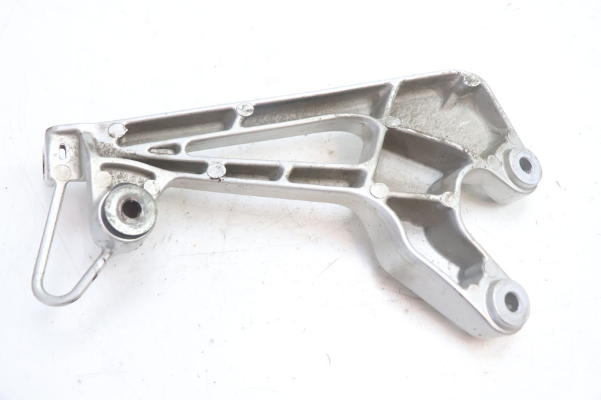 photo de SUPORTE DO DESCANSO DE PÉ TRASEIRO DIREITO HONDA VFR FI RC46 800 (1998 - 2001) - Peça verificada
