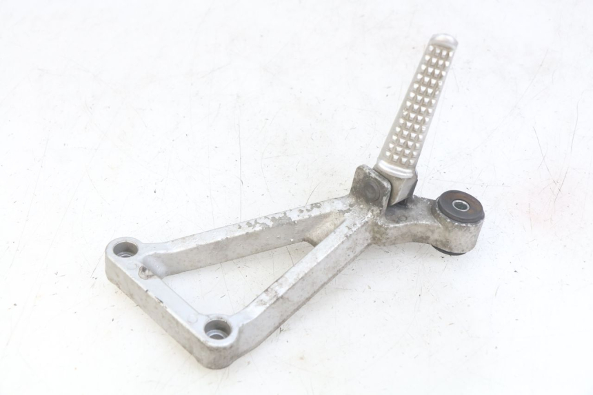 photo de SUPORTE DO DESCANSO DE PÉ TRASEIRO DIREITO DAELIM VJ ROADWIN FI 125 (2008 - 2017) - Detalhe da peça