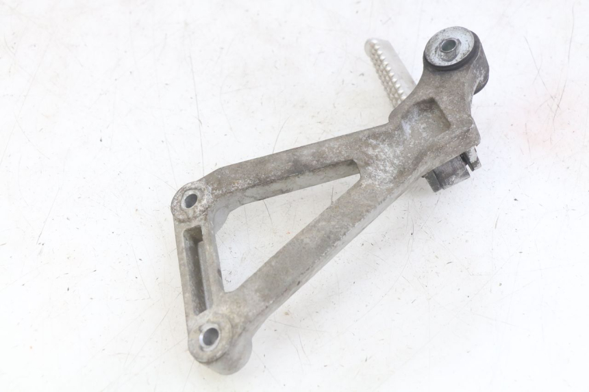 photo de SUPORTE DO DESCANSO DE PÉ TRASEIRO DIREITO DAELIM VJ ROADWIN FI 125 (2008 - 2017) - Zoom do estado de desgaste