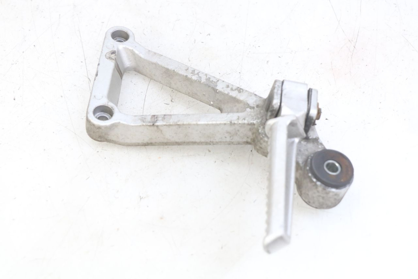 photo de SUPORTE DO DESCANSO DE PÉ TRASEIRO DIREITO DAELIM VJ ROADWIN FI 125 (2008 - 2017) - Outro ângulo de visão