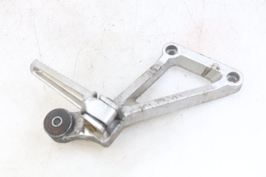 photo de SUPORTE DO DESCANSO DE PÉ TRASEIRO DIREITO DAELIM VJ ROADWIN FI 125 (2008 - 2017) - Ampliação técnica