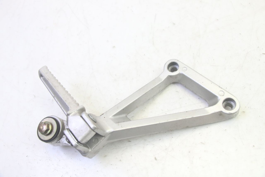 photo de SUPORTE DO DESCANSO DE PÉ TRASEIRO DIREITO DAELIM VJ ROADWIN FI 125 (2008 - 2017) - Vista principal