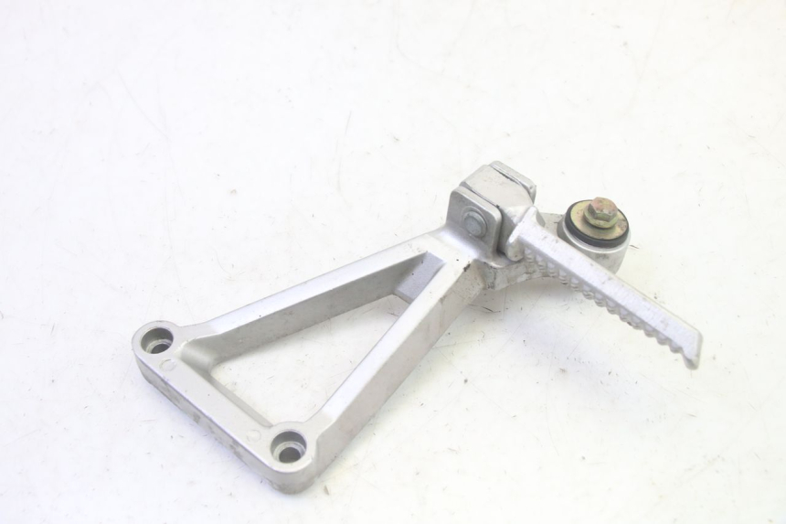 photo de SUPORTE DO DESCANSO DE PÉ TRASEIRO DIREITO DAELIM VJ ROADWIN FI 125 (2008 - 2017) - Detalhe da peça