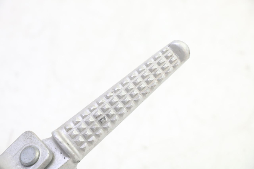 photo de SUPORTE DO DESCANSO DE PÉ TRASEIRO DIREITO DAELIM VJ ROADWIN FI 125 (2008 - 2017) - Outro ângulo de visão
