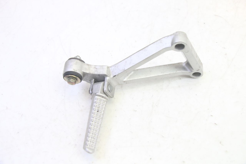 photo de SUPORTE DO DESCANSO DE PÉ TRASEIRO DIREITO DAELIM VJ ROADWIN FI 125 (2008 - 2017) - Ampliação técnica
