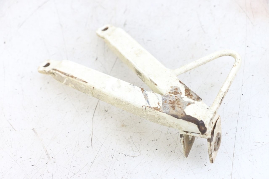 photo de SUPORTE DO DESCANSO DE PÉ TRASEIRO DIREITO PEUGEOT XP6 50 (1997 - 2003) - Detalhe da peça