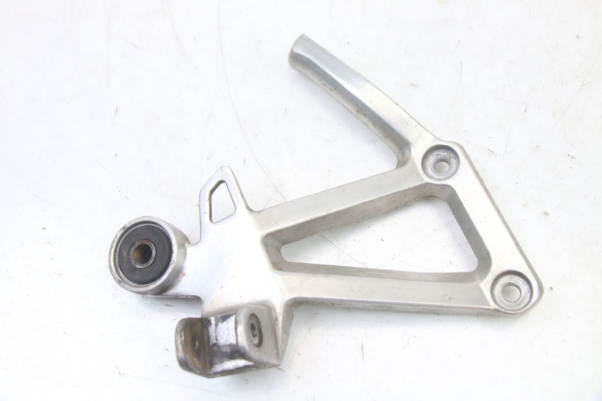 photo de SUPORTE DO DESCANSO DE PÉ TRASEIRO DIREITO YAMAHA FZS FAZER 600 (2001 - 2003) - Vista principal