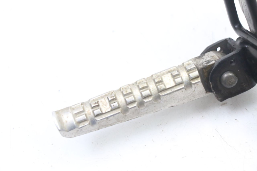 photo de SUPORTE DO DESCANSO DE PÉ TRASEIRO DIREITO YAMAHA TZR 50 (2008 - 2016) - Detalhe da peça
