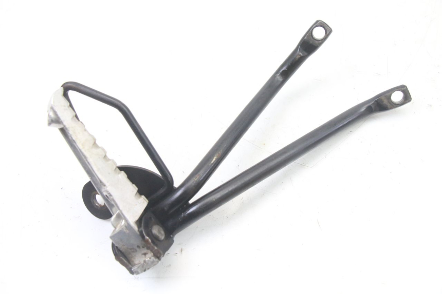 photo de SUPORTE DO DESCANSO DE PÉ TRASEIRO DIREITO YAMAHA TZR 50 (2008 - 2016) - Outro ângulo de visão