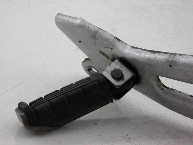 photo de SUPORTE DO DESCANSO DE PÉ TRASEIRO DIREITO YAMAHA YBR 125 (2004 - 2006) - Detalhe da peça
