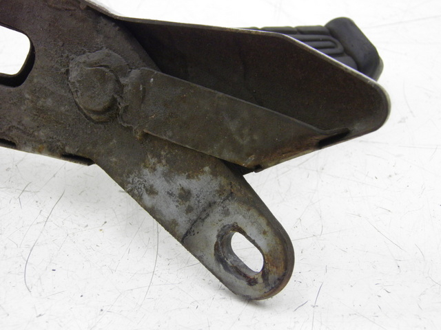 photo de SUPORTE DO DESCANSO DE PÉ TRASEIRO DIREITO YAMAHA YBR 125 (2004 - 2006) - Outro ângulo de visão