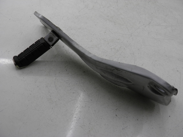 photo de SUPORTE DO DESCANSO DE PÉ TRASEIRO DIREITO YAMAHA YBR CUSTOM 125 (2008 - 2010) - Zoom do estado de desgaste