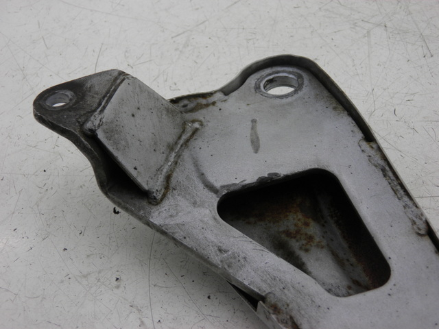 photo de SUPORTE DO DESCANSO DE PÉ TRASEIRO DIREITO YAMAHA YBR CUSTOM 125 (2008 - 2010) - Outro ângulo de visão