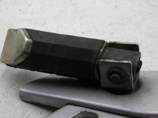 photo de SUPORTE DO DESCANSO DE PÉ TRASEIRO DIREITO YAMAHA YBR CUSTOM 125 (2008 - 2010) - Ampliação técnica