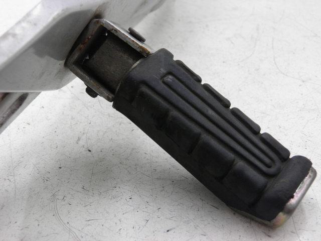 photo de SUPORTE DO DESCANSO DE PÉ TRASEIRO DIREITO YAMAHA YBR CUSTOM 125 (2008 - 2010) - Estado da superfície