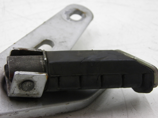 photo de SUPORTE DO DESCANSO DE PÉ TRASEIRO DIREITO YAMAHA YBR CUSTOM 125 (2008 - 2010) - Peça verificada